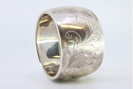  Argola de guardanapo em prata de forma concava e gravados com motivos florais.